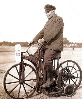 Gottlieb Daimler on his Reitwagen.jpg